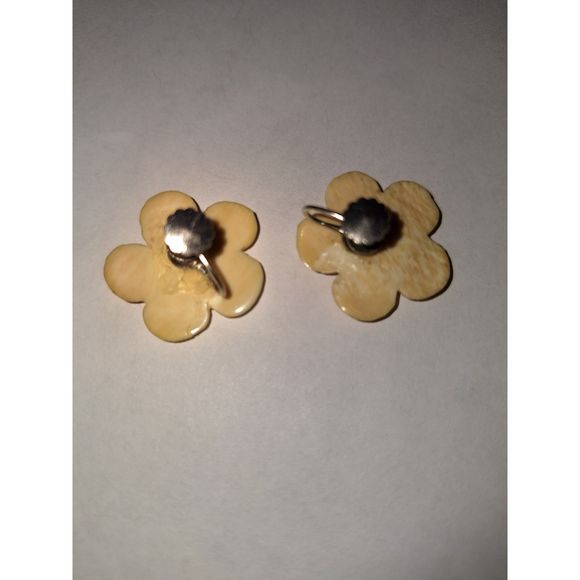 Hawaiian Hand Carved Hibiscus Screw Back Vintage Earrings Cream - Picture 4 of 5